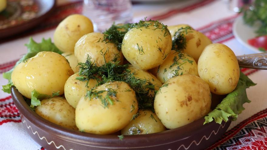 Ni fritas, ni asadas: esta es la forma más saludable de comer patatas