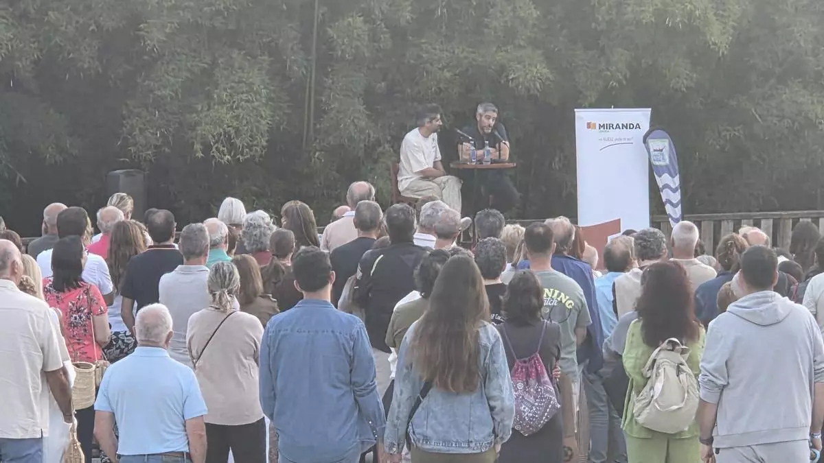 Roberto Leal cambia el plató de «Pasapalabra» por una abarrotada Praza Massó en Bueu