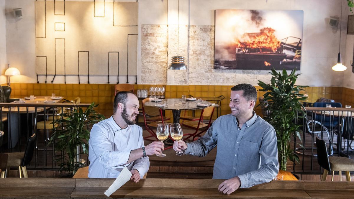 El cocinero Nicola Valle y Badr Bennis, dueño del restaurante en Benzina.