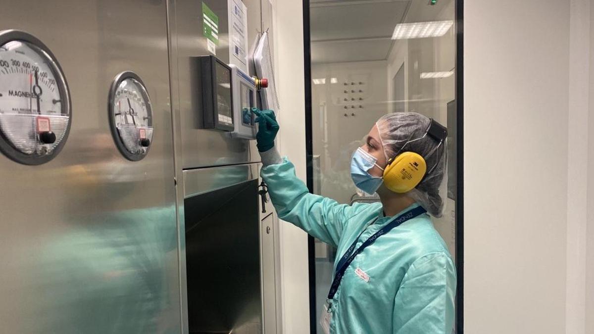 Una trabajadora en la empresa biotecnológica Biofabri, del Grupo Zendal, en O Porriño.