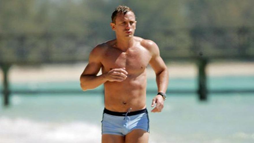 Daniel Craig en bañador en la playa.