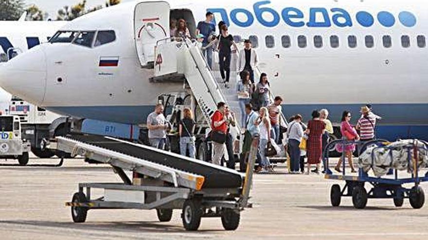 Passatgers baixant d&#039;un avió de Pobeda Airlines.