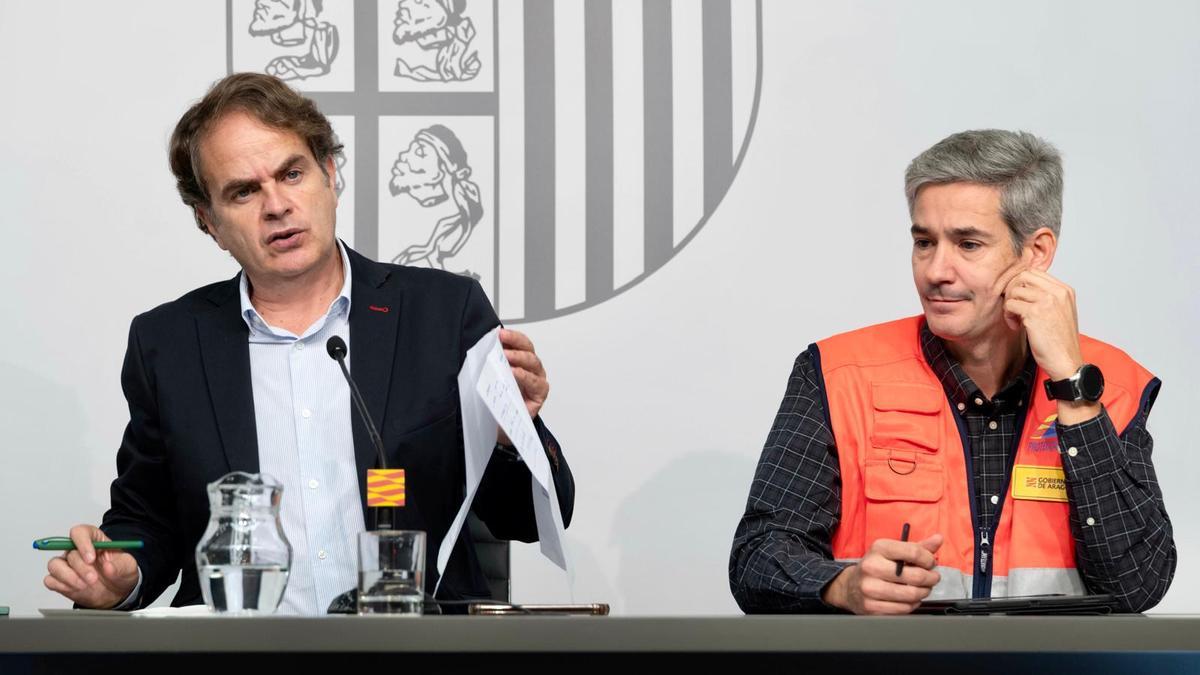 El consejero de Hacienda, Interior y Función Pública, Roberto Bermúdez de Castro, junto al jefe de servicio de Seguridad y Protección Civil, Jorge Crespo.