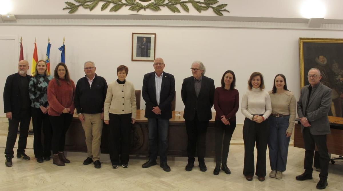 La rectora y los catedráticos junto al alcalde y los concejales