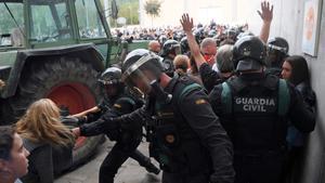 zentauroepp40366000 people clash with spanish guardia civil guards outside a pol180928094628