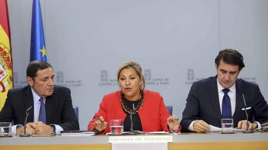 La vicepresidenta Rosa Valdeón, junto a los consejeros Antonio Sáez (izquierda) y Juan Carlos Suárez Quiñones.