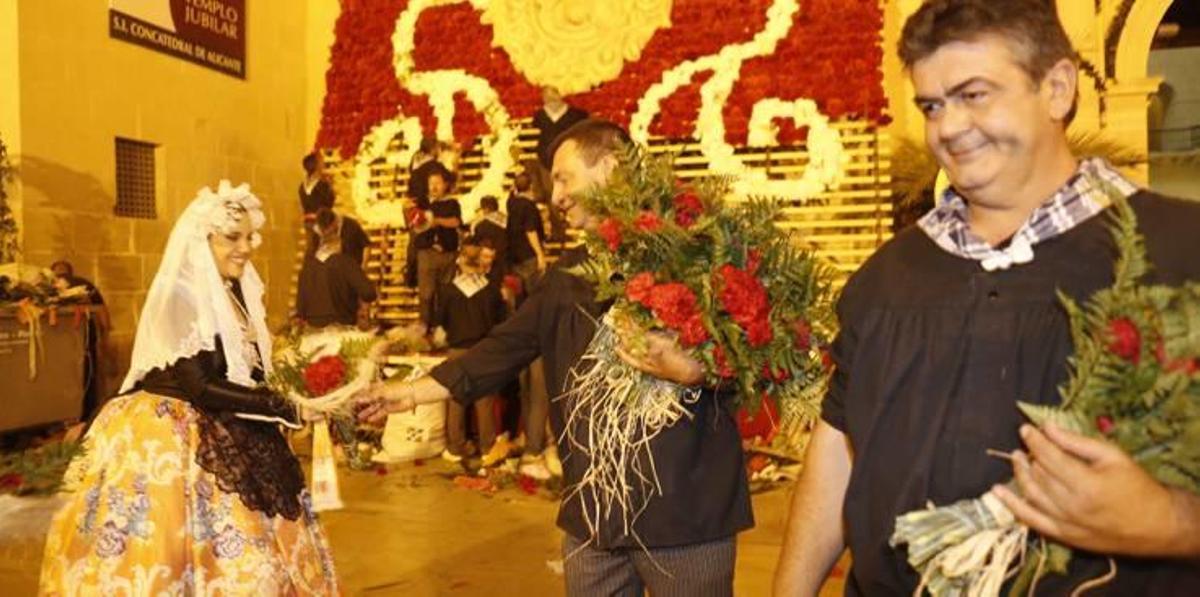 Flores rojas y blancas en la Ofrenda a la Patrona