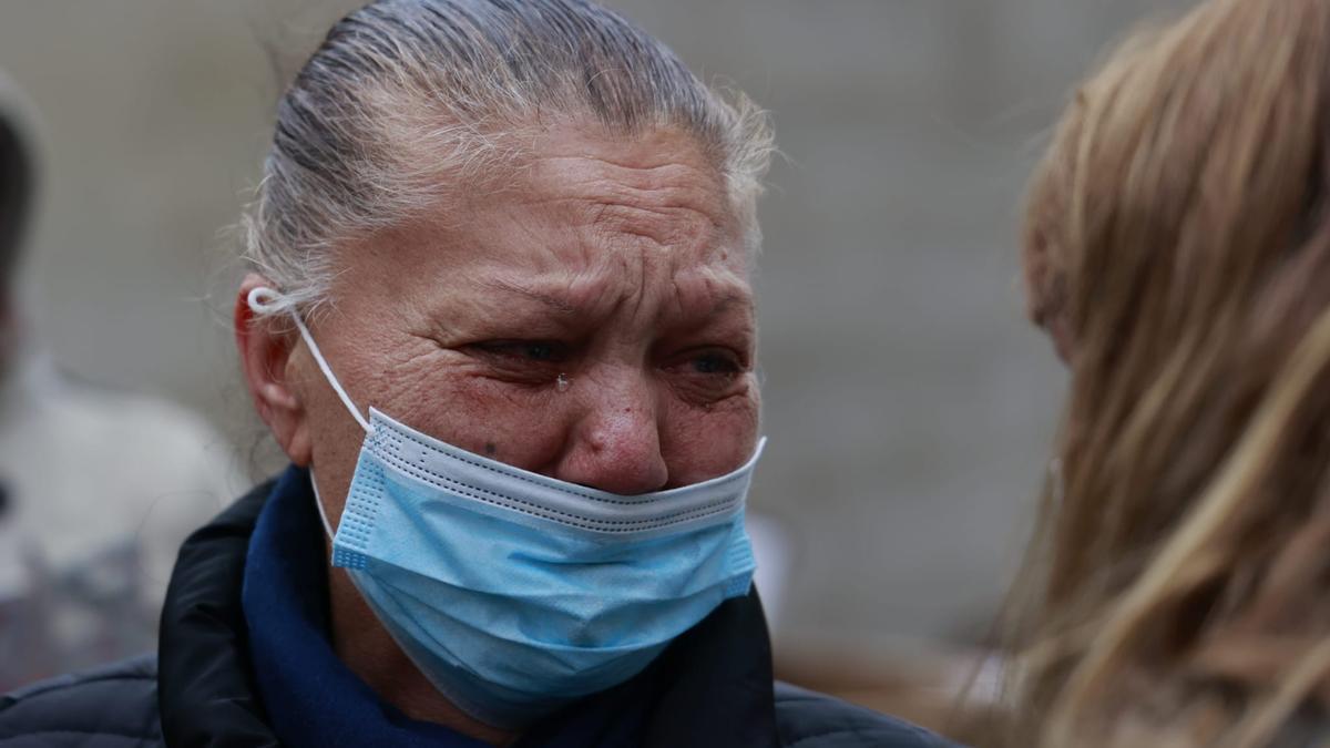 La hija de Bienvenida, de 61 años, llora en la calle porque su madre está sola en casa mientras corre el peligro de ser desahuciada.