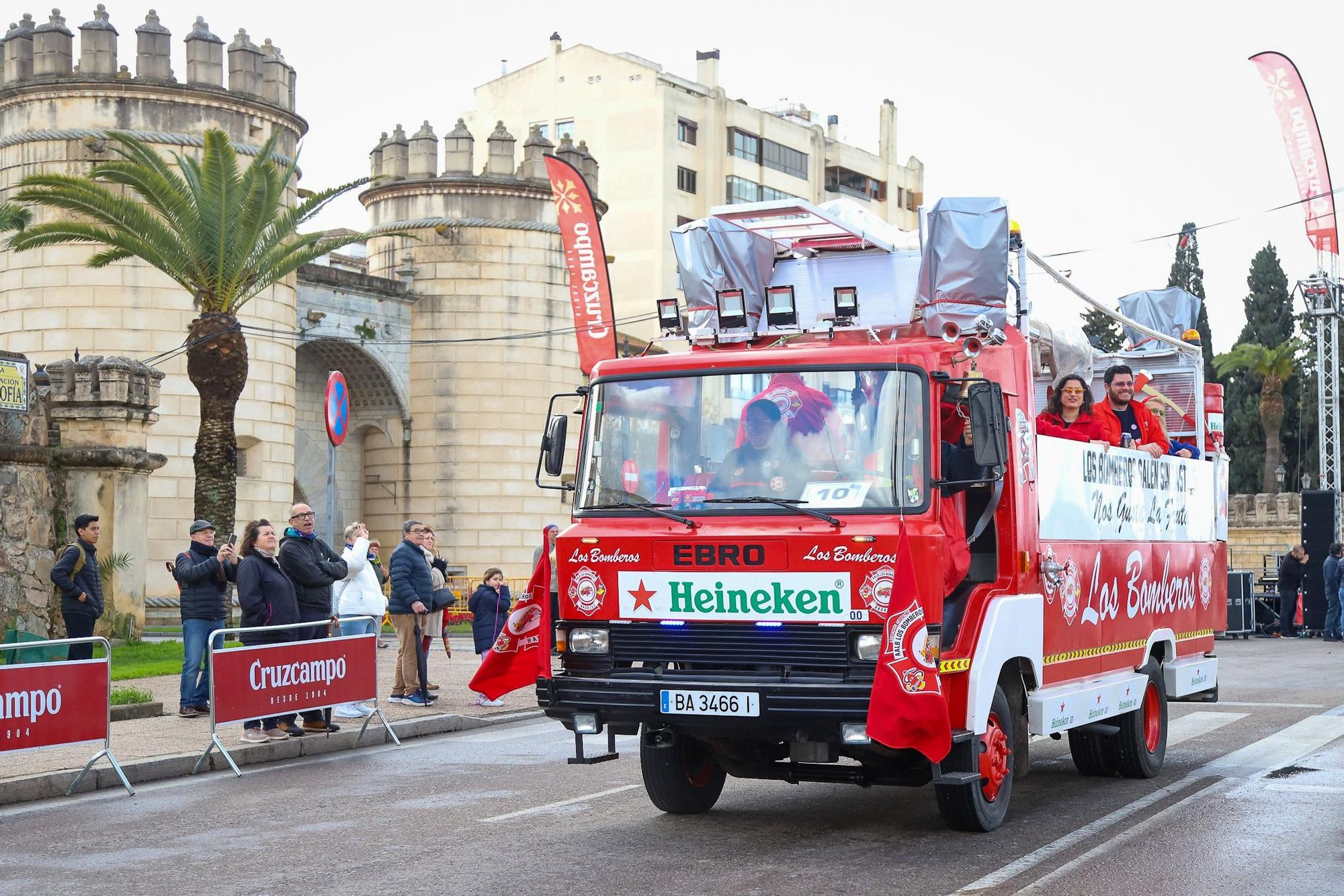 GALERÍA | Los pacenses arropan a los artefactos en su desfile del sábado en Badajoz