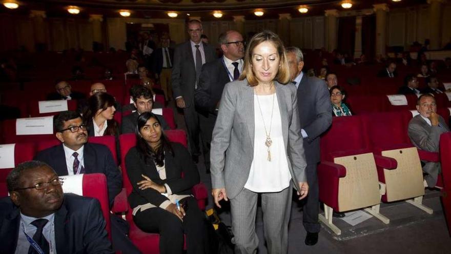 Andrés Hermida, José Luis Freire, la ministra Ana Pastor y Mathiesen, ayer, en Vigo. // Ricardo Grobas