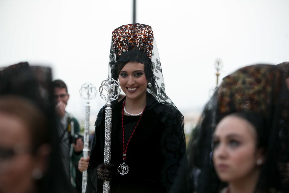 Miles de personas sienten la Semana Santa de cerca en el espectacular descenso por el Casco Antiguo