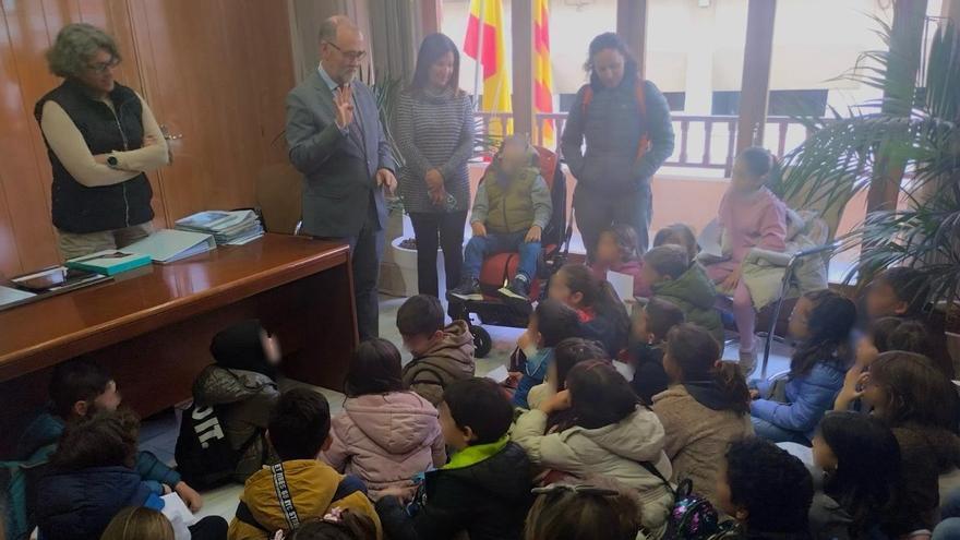 Varios niños visitan al alcalde de El Campello.