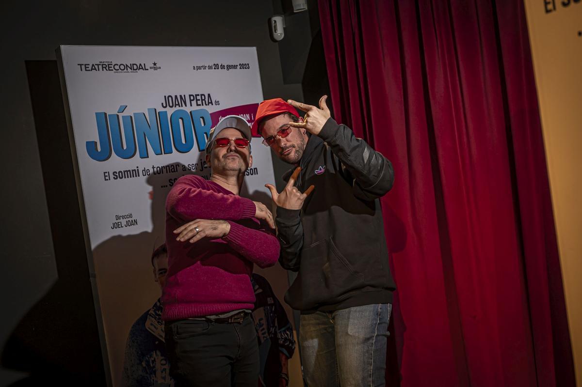 El estreno de Júnior en el Teatre Condal, la nueva comedia protagonizada por Joan Pera, fue divertida desde el primer momento. Nada más llegar a la sala del Paral.lel el público se ambientó en la historia gracias a un fotomatón