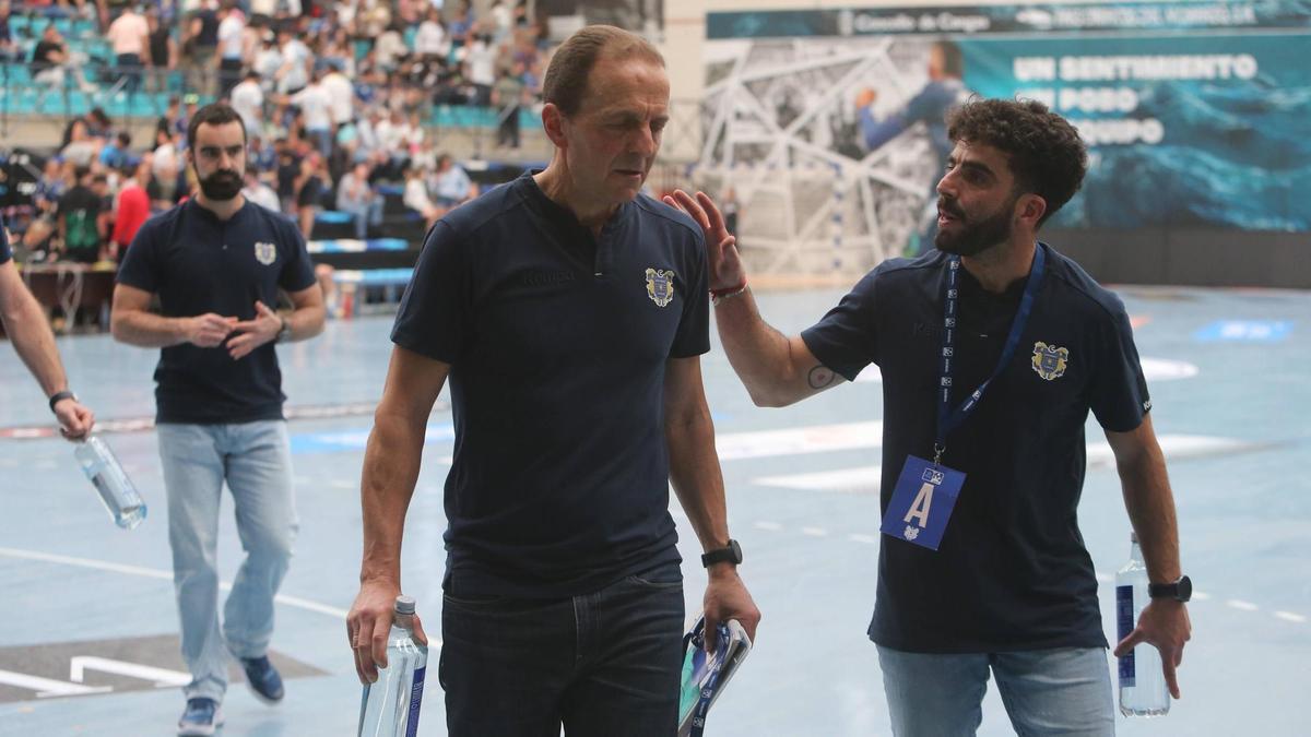 Felipe Verde, segundo entrenador del Frigoríficos del Morrazo, deja el balonmano por el surf