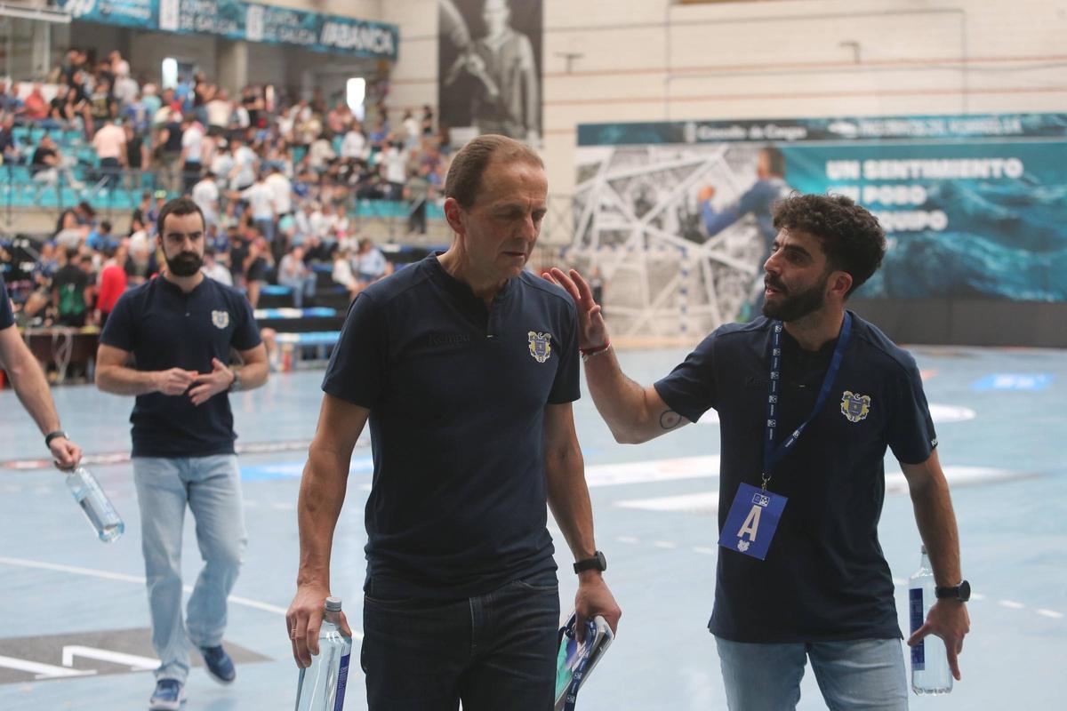 Felipe Verde (derecha) habla con Quique Domínguez al término del primer tiempo del duelo entre Frigoríficos y Cuenca.