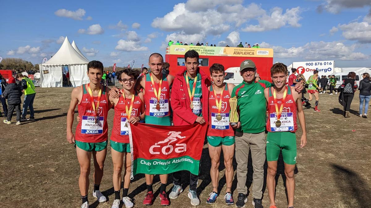 Los atletas del Club Oriente Atletismo en Atapuerca.