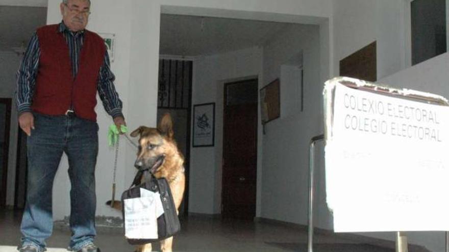 Luis Falagan, el domingo, a las puertas del colegio electoral de Covelo.  // D.P.