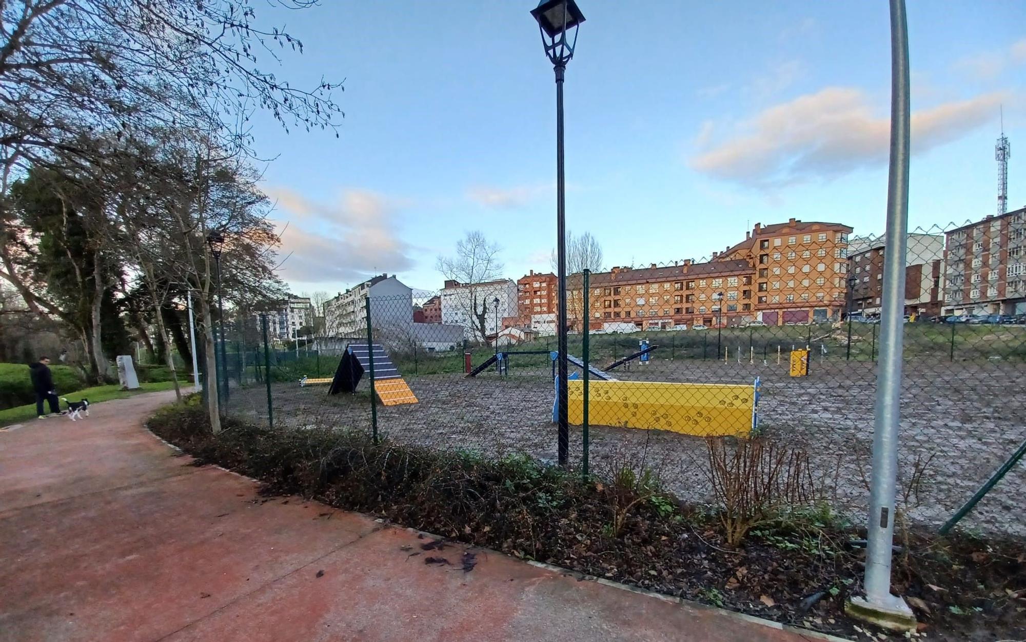 Así se ve ya el parque para perros de Posada de Llanera, con un moderno circuito de obstáculos