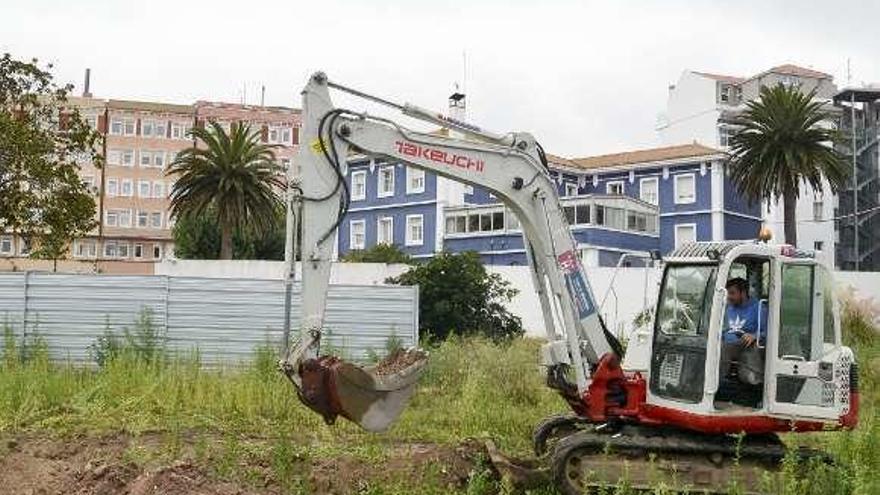 Una excavadora busca restos en una parcela de A Maestranza.