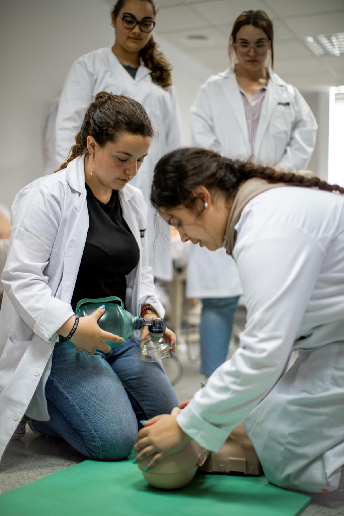 Alumnas del centro realizan una práctica.