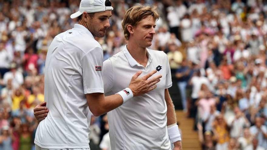 Isner felicita a Anderson (derecha) tras la semifinal que disputaron ayer en Wimbledon.