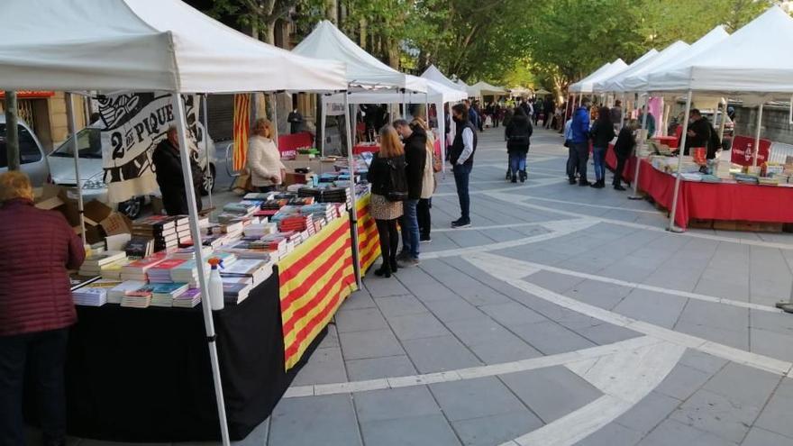 Parades de llibres en l&#039;edició de Sant Jordi del 2021