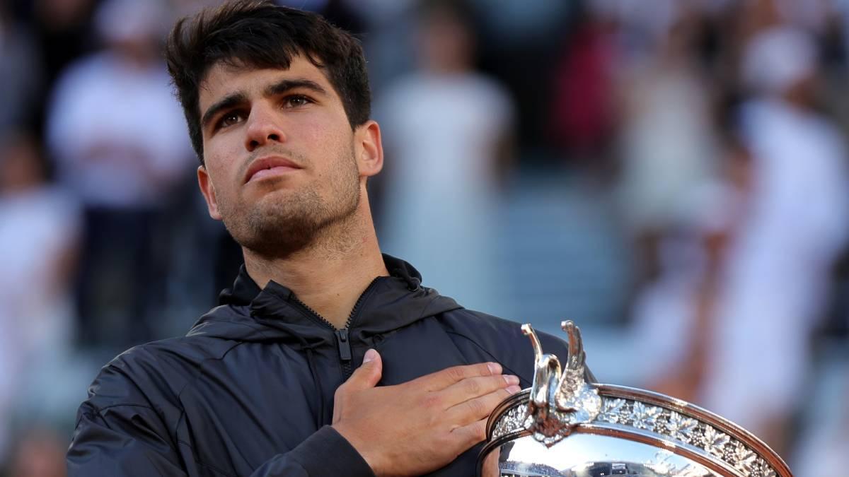 Carlos Alcaraz, con su trofeo de campeón de Roland Garros