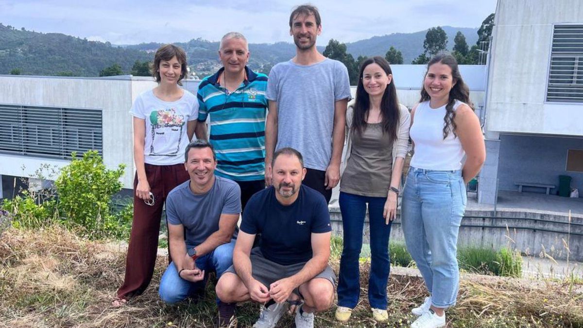 El equipo directivo del instituto saliente y el nuevo.