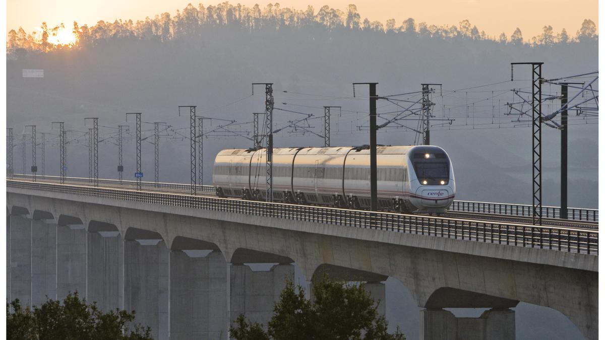La Ministra de transportes asegura que los trenes AVRIL llegarán en 2022