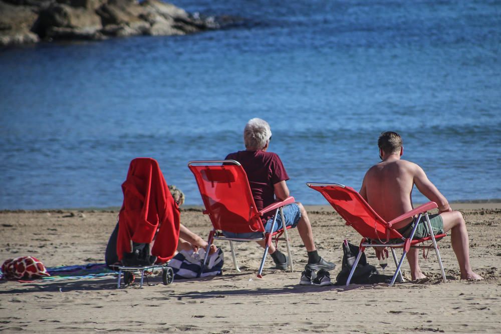 Las inusuales altas temperaturas han animado en los últimos días la afluencia a las playas de la Vega Baja. Aquí imágenes de la playa del Cura en Torrevieja.