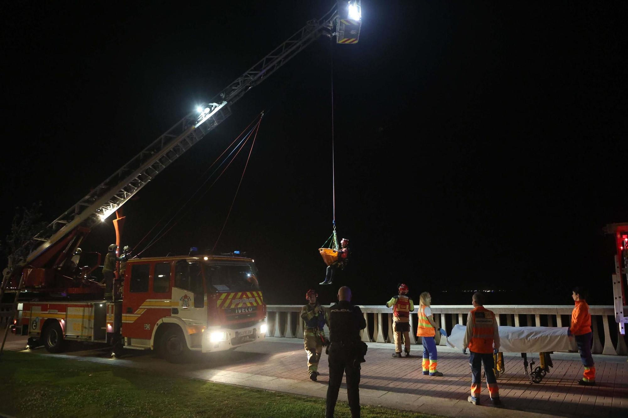 Eddahchouri, rescatado tras caer anoche a las rocas en el paseo marítimo de A Coruña