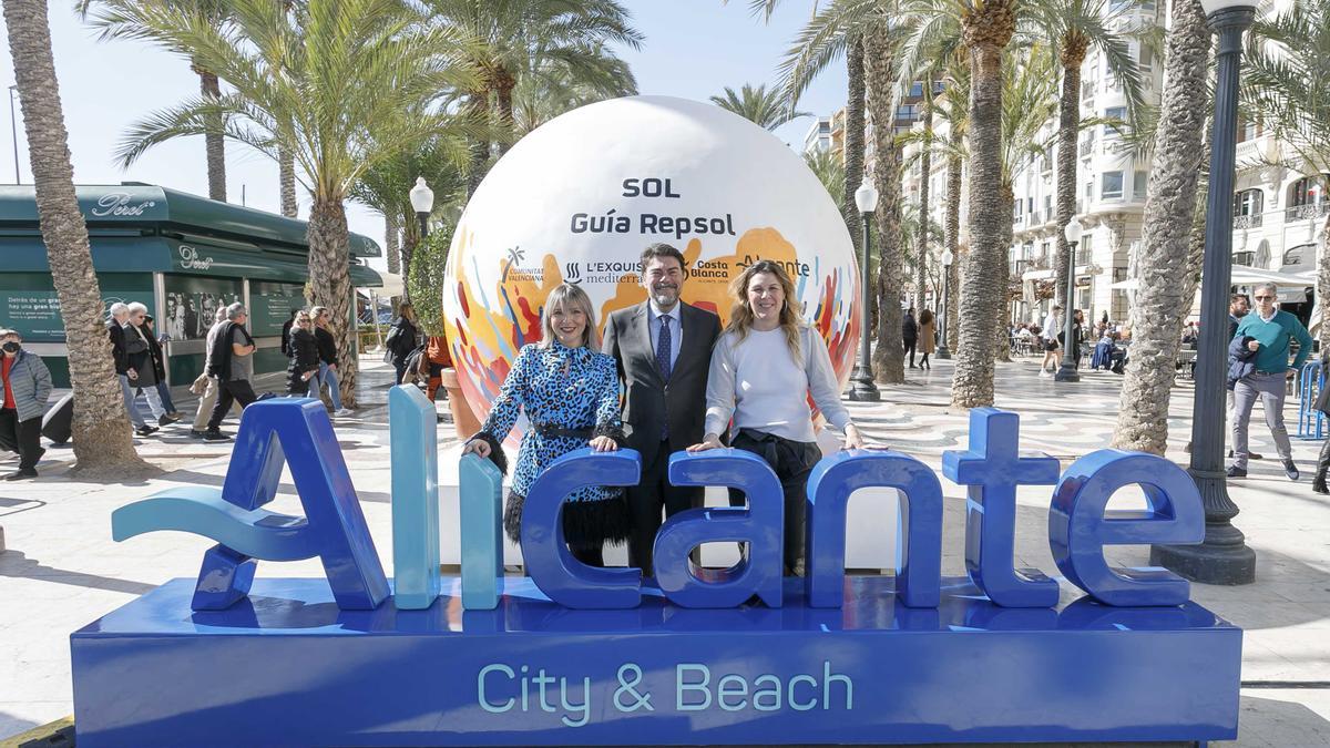 La concejala de Turismo, Mari Carmen Sánchez; el alcalde de Alicante, Luis Barcala, y la directora de la Guía Repsol, María Ritter