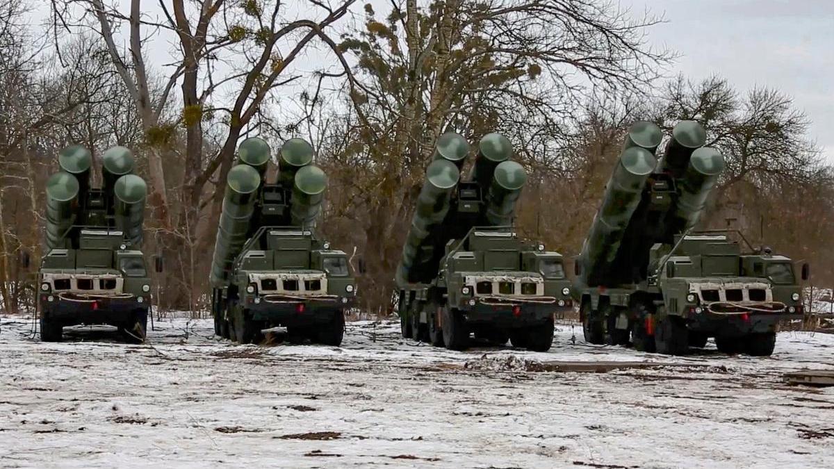 Sistema de misiles antiaéreos rusos S-400, durante unas maniobras en Bielorrusia en febrero de 2022.