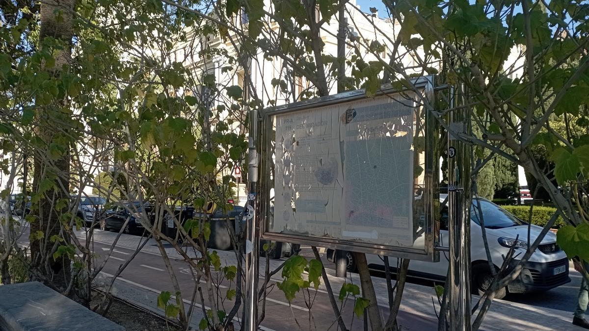 El deslucido y cuarteado cartel municipal, a pocos metros del Ayuntamiento, esta semana.