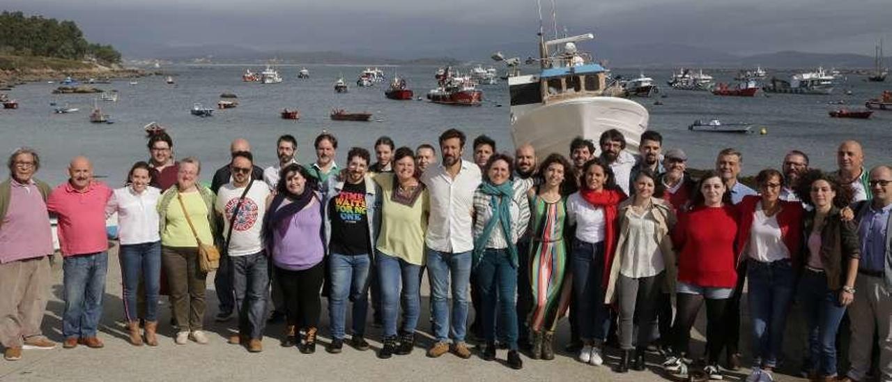 Presentación de la candidatura de Antón Gómez-Reino en el muelle de O Naval. // Noé Parga