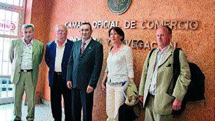 La delegación gala fue recibida en la Cámara de Comercio de Vilagarcía. / j.l.oubiña