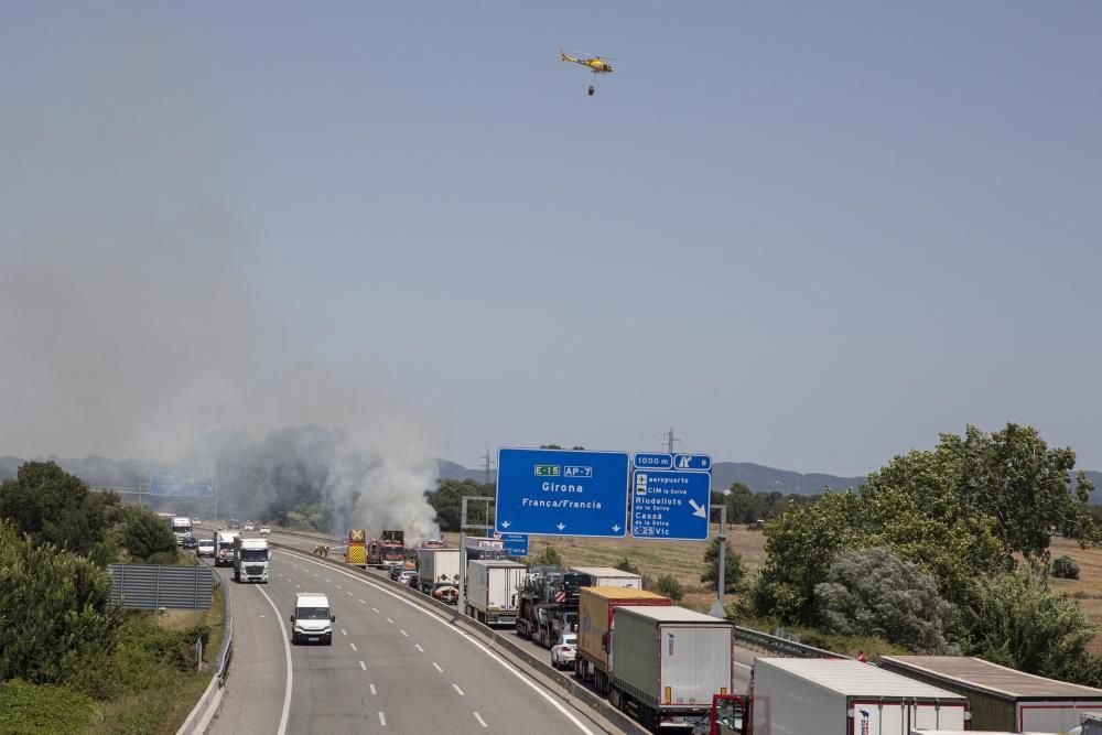 Tallen l'AP-7 a Vilobí per l'incendi d'un camió