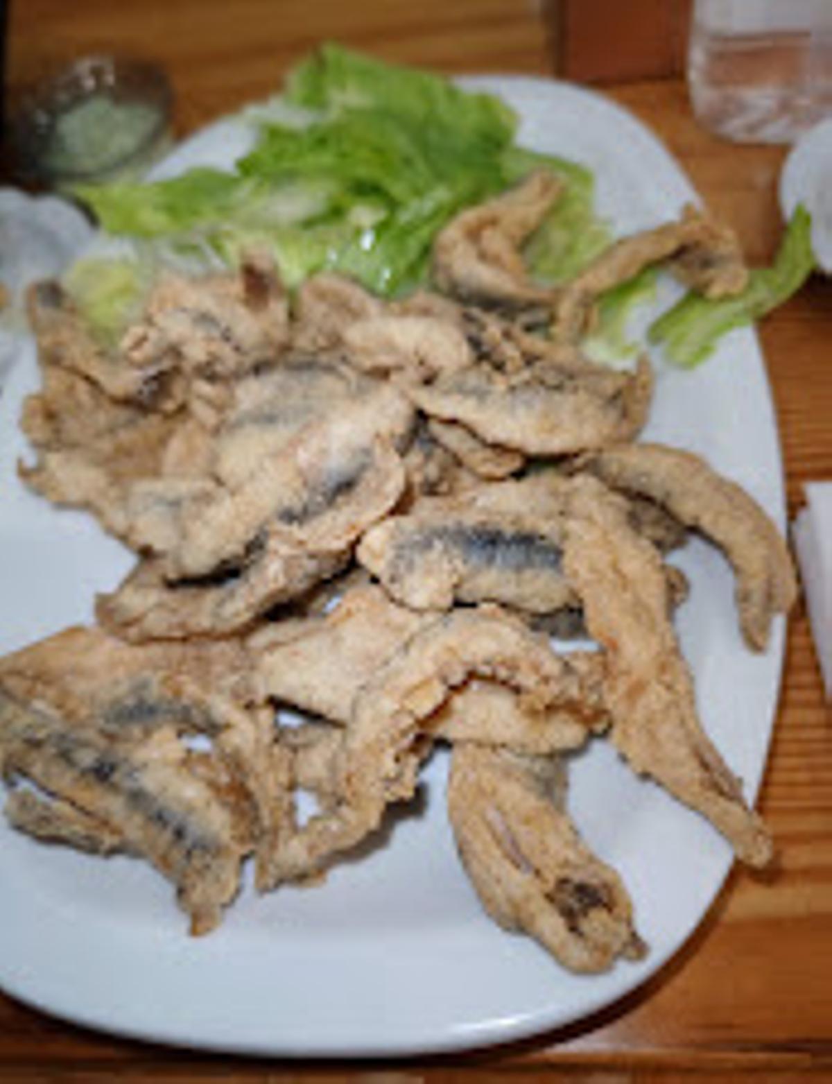 El pescado, frito o a la plancha, es una de las especialidades de Casa Nieblas