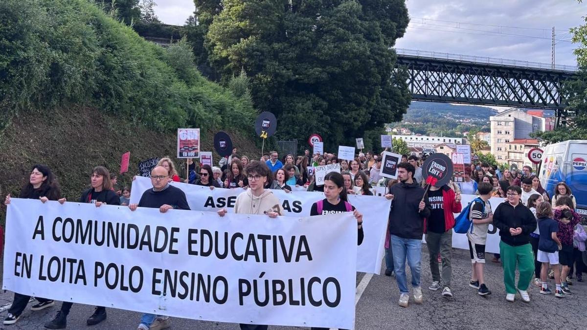 Cabecera de la protesta a su paso por el 'scalextric' de Redondela.