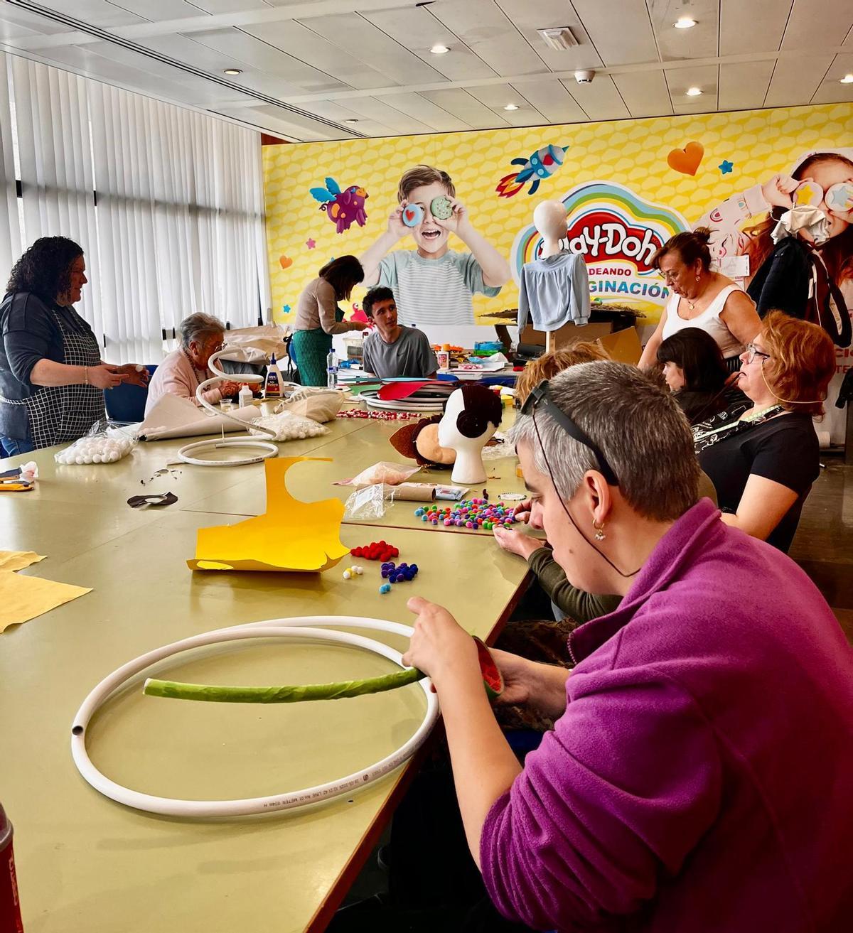 Taller de creación de la falla más accesible de València y la primera creada por mujeres con discapacidad visual