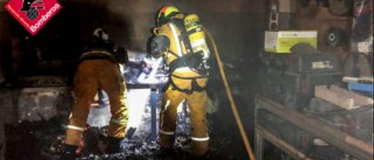 Los bomberos sofocan un incendio en una nave industrial que trabaja piedra artificial en Villena