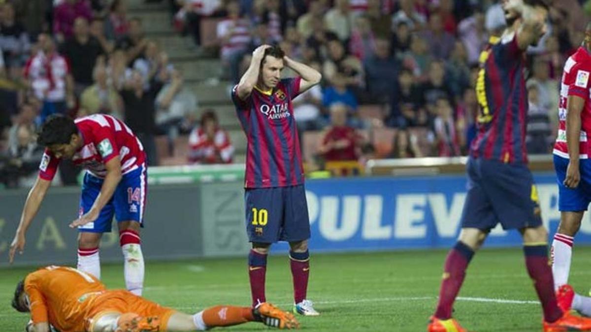 Leo Messi se lamenta por una ocasión de gol desaprovechada ante Karnezis durante el Granada CF-FC Barcelona de la Liga BBVA 2013-14