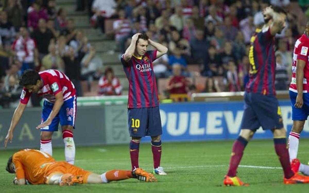 Leo Messi se lamenta por una ocasión de gol desaprovechada ante Karnezis durante el Granada CF-FC Barcelona de la Liga BBVA 2013-14 Leo Messi se lamenta por una ocasión de gol desaprovechada ante Karnezis durante el Granada CF-FC Barcelona de la Liga BBVA 2013-14