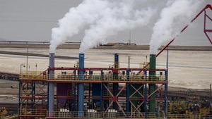 zentauroepp46115749 ats10  dead sea  israel   02 12 2018   smoke rises from a ch191010145945