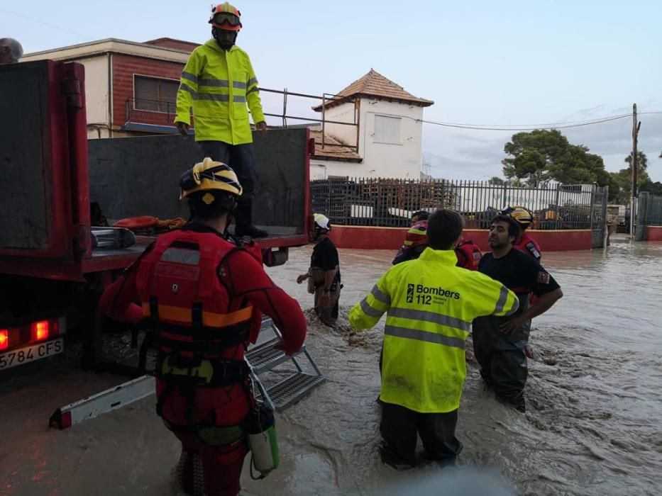 Bomberos y Protección Civil de Alicante participan en las labores de auxilio en la Vega Baja.