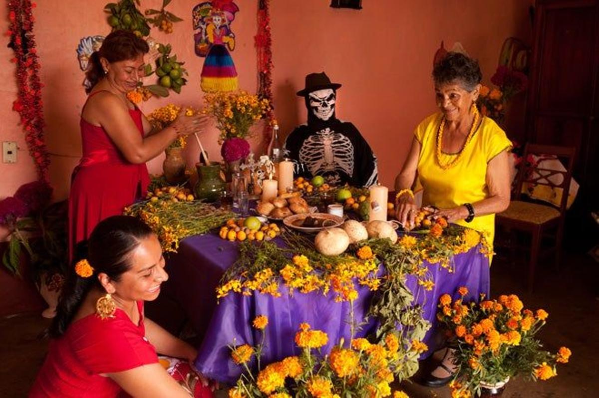 Los altares caseros están profusamente decorados