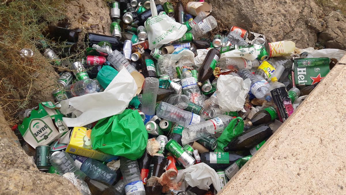 Restos de botellones que se acumulan en el cauce del Guadalentín.