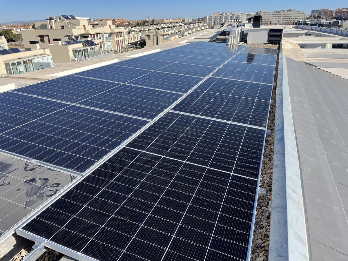 Existen ayudas locales y fondos europeos para la instalación de placas solares en viviendas y negocios.