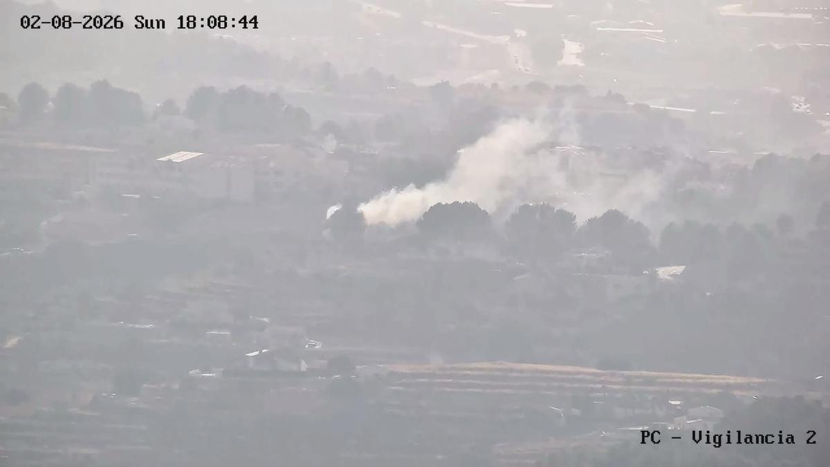 Un incendio de vegetación en Teulada moviliza varios medios aéreos y terrestres