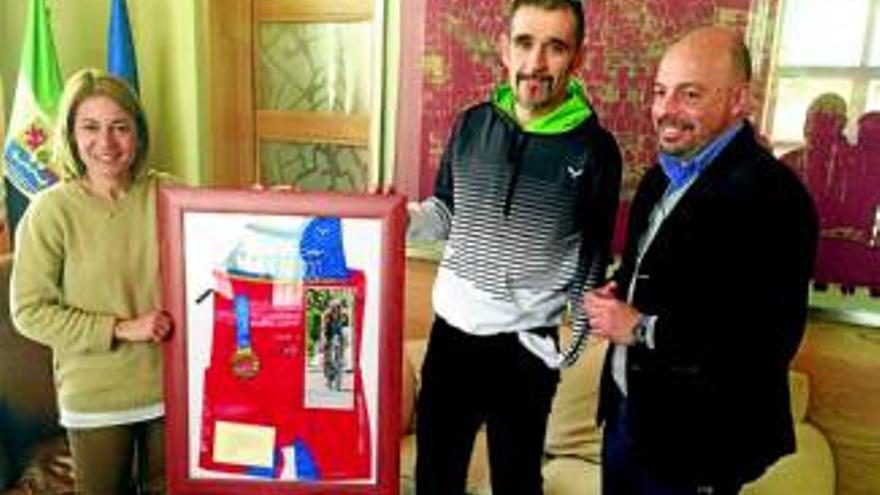 El paratriatleta Quini Carrasco luce su &#039;cacereñismo&#039; en el ayuntamiento